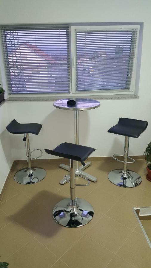 Apartman Toni Gračac Kamer foto